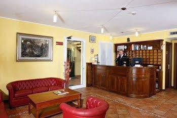 Hotel Gabarda Карпи Екстериор снимка