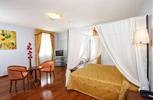 Hotel Gabarda Карпи Стая снимка