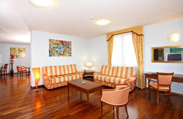 Hotel Gabarda Карпи Екстериор снимка