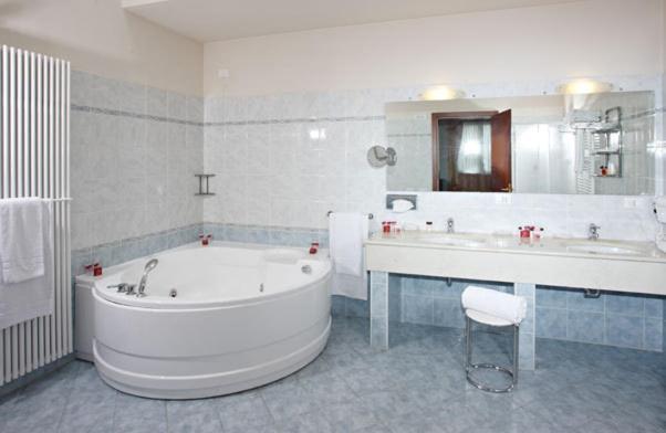 Hotel Gabarda Карпи Екстериор снимка