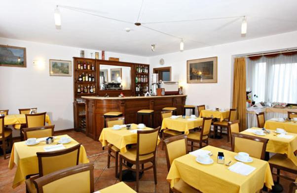 Hotel Gabarda Карпи Екстериор снимка